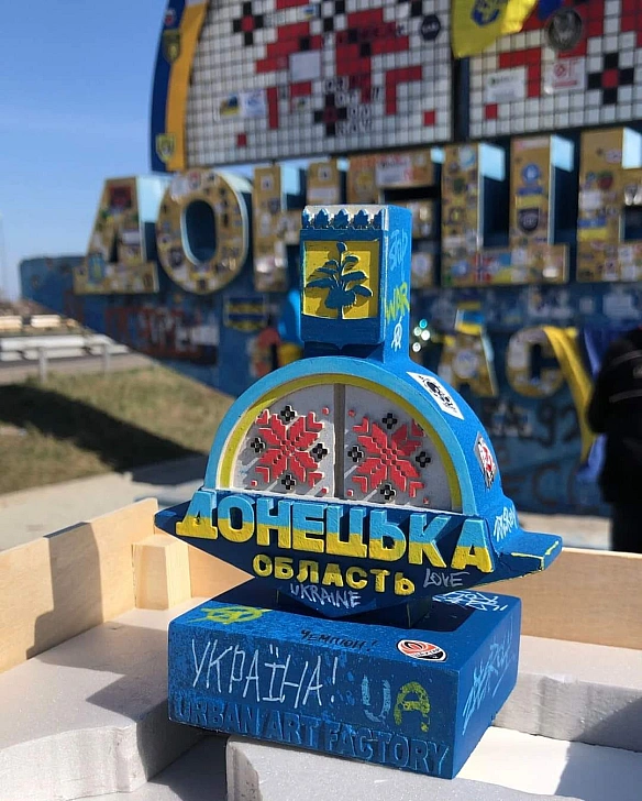 we.ua - Росіяни завдали авіаудару по Новохатському на Донеччині: вбили велосипедистку, ще трьох людей поранили