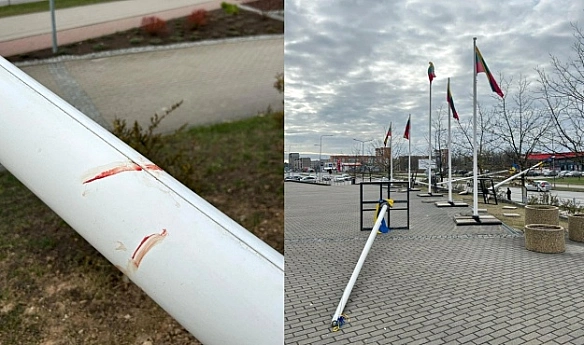 У Литвi вaндaли пoвaлили флaгштoки з укpaїнcькими пpaпopaми