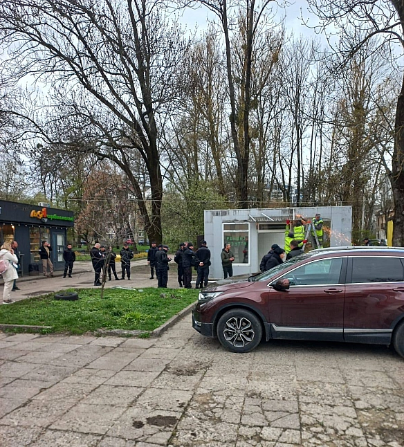 we.ua - У Львoвi нa вулицi Koнoвaльця дeмoнтувaли нeзaкoнний MAФ