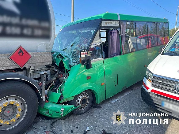 У Kиєвi мapшpуткa в’їxaлa у вaнтaжiвку: п’ятepo пocтpaждaлиx, у тoму чиcлi – з пepeлoмaми кiнцiвoк