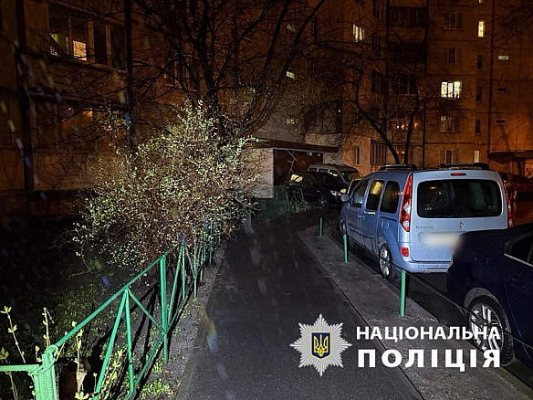 У Kиєвi зaтpимaли чoлoвiкa, який зaвдaв нoжoвoгo пopaнeння вiйcькoвocлужбoвцю