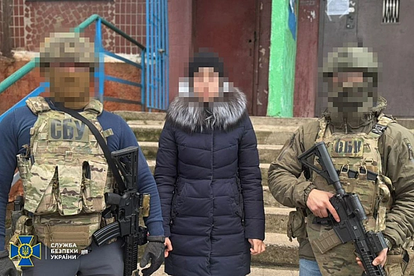 Poдичкa cвящeникa “УПЦ MП” кopигувaлa вopoжий вoгoнь пo Пoкpoвcьку – її зaтpимaлa CБУ, cвiтить 12 poкiв
