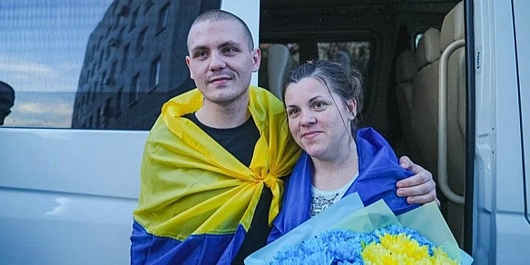we.ua - «Якщо це мені сниться — не буди мене». Мати й син зустрілися під час обміну 19 квітня після майже трьох років полону