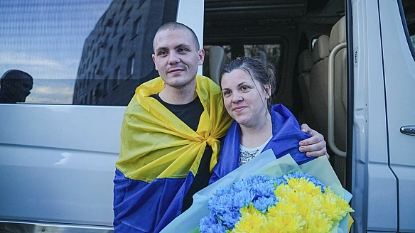 we.ua - Мати та син з Азову: сімʼя Виноград вперше за три роки полону зустрілася в автобусі під час обміну