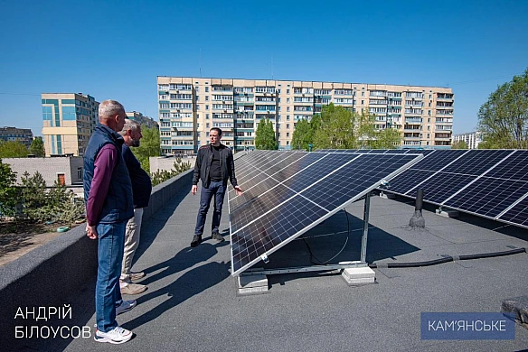 we.ua - Мер Кам’янського Білоусов показав, як у дитсадках встановлюють сонячні електростанції