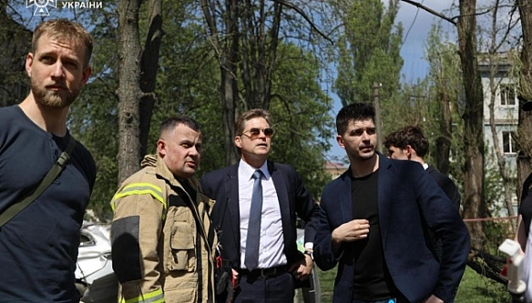 we.ua - Представники посольства Данії відвідали місце удару РФ у Святошинському району Києва