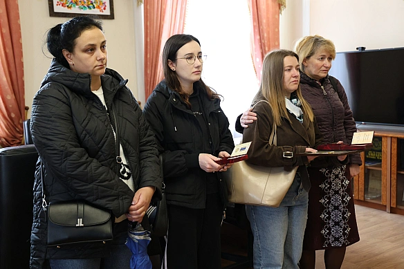 we.ua - У Хмельницькому вручили державні нагороди родинам зниклих безвісти воїнів