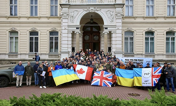 we.ua - Британські та канадські волонтери передали Силам оборони майже пів сотні позашляховиків