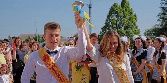 we.ua - Останній дзвоник 2025: коли школярі підуть на канікули у різних областях України