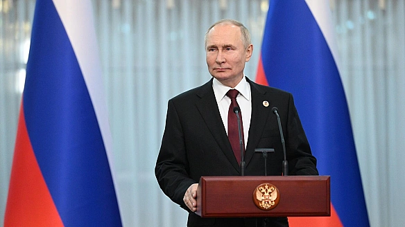 we.ua - Путін обнюхує рукавичку, кинуту Зеленським. З нього вже змивають клеймо боягуза