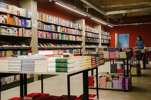 we.ua - За програмою єКнига придбали майже 215 тис. книжок, найпопулярнішою стала Покинь, якщо кохаєш Коллін Гувер