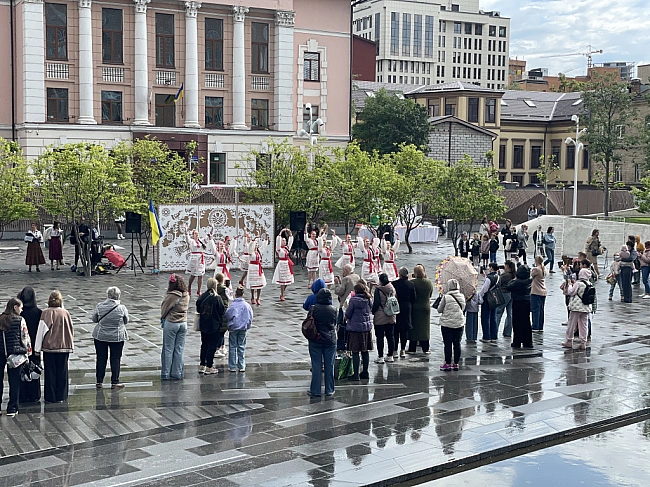 we.ua - Показ мод, благодійний ярмарок та концерти. Як відзначили День вишиванки у Дніпрі