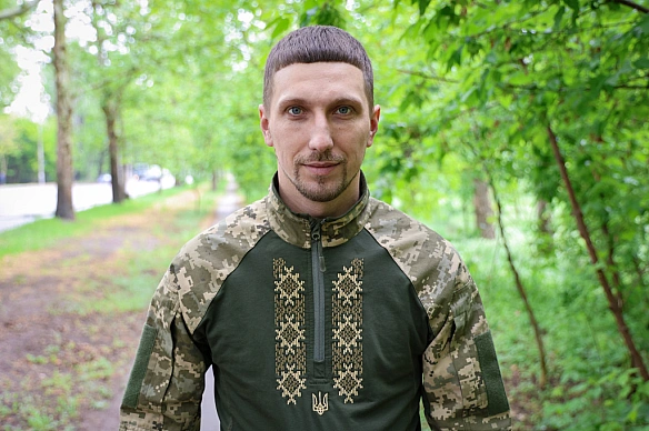 we.ua - Піксель – це розлючена вишиванка. Військові з Херсонського напрямку розповіли про свої вишиті бойові сорочки-обереги