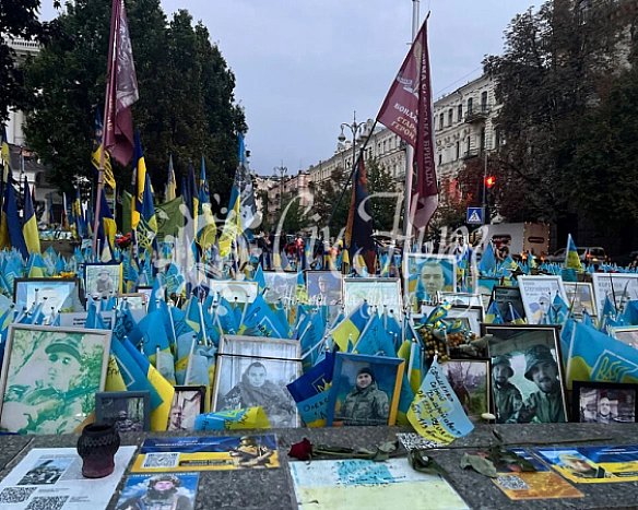 we.ua - Жінка пошкодила меморіал пам'яті загиблих героїв на Майдані Незалежності