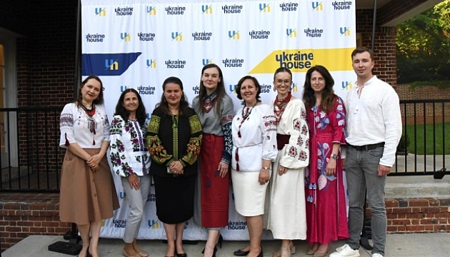 we.ua - У Вашингтоні День вишиванки відзначили за участі засновниці свята Лесі Воронюк