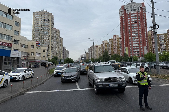 we.ua - Хвилина мовчання: в Києві зупиняли рух для вшануванні загиблих військових