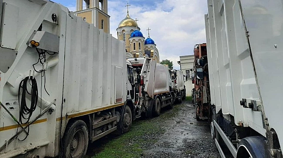 we.ua - У Хмельницькому зі сміттєвозами й асенізаторами протестували проти приїзду Онуфрія