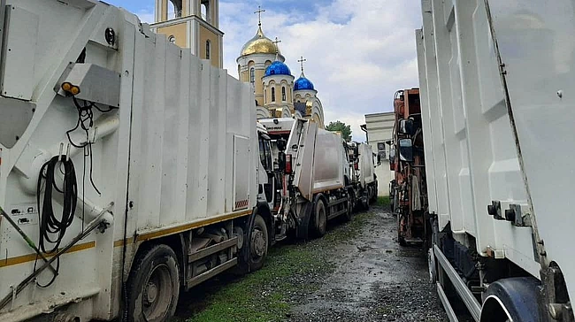 we.ua - У Хмельницькому зі сміттєвозами й асенізаторами протестували проти приїзду Онуфрія