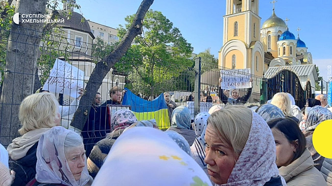 we.ua - У Хмельницькому біля Свято-Миколаївського собору розпочалось богослужіння без митрополита Онуфрія