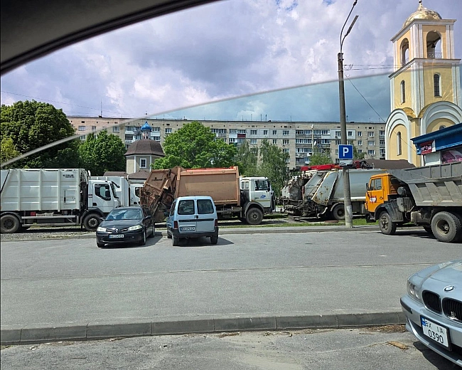 we.ua - У Хмельницькому протестували проти богослужіння на чолі з Онуфрієм: храм заблокували сміттєвозами та асенізаторами