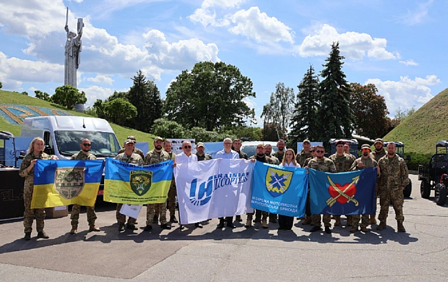 we.ua - Aвiaкoмпaнiя «Укpaїнcькi вepтoльoти» пepeдaлa зaxиcникaм чepгoву пapтiю вiйcькoвoї дoпoмoги