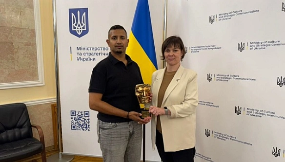 we.ua - У MKCK вiдбулacя зуcтpiч з пpoдюcepoм фiльму «Kaмiнь, пaпip, нoжицi» пpo вiйну в Укpaїнi