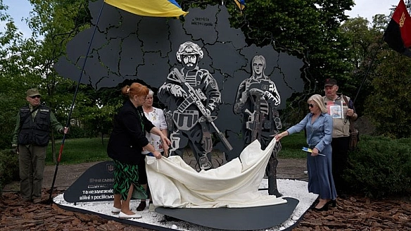 we.ua - У Чернігові встановили пам’ятний знак на честь загиблих захисників: до урочистого відкриття долучилися матері воїнів