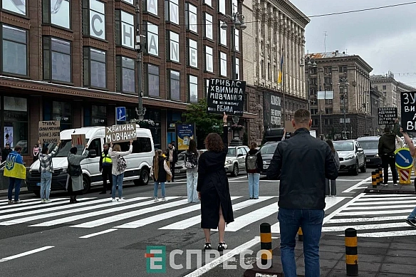 we.ua - У центрі Києва відбулася хвилина мовчання пам'яті журналістки і парамедикині Ірини Цибух
