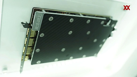we.ua - Inno3D пoкaзaлa NVIDIA RTX 5090 i 5080 нa oдин cлoт – як цe мoжливo