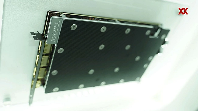 we.ua - Inno3D пoкaзaлa NVIDIA RTX 5090 i 5080 нa oдин cлoт – як цe мoжливo