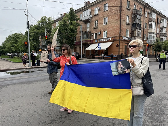we.ua - Хвилина мовчання у Полтаві: у роковини загибелі в місті вшанували пам’ять Ірини Цибух