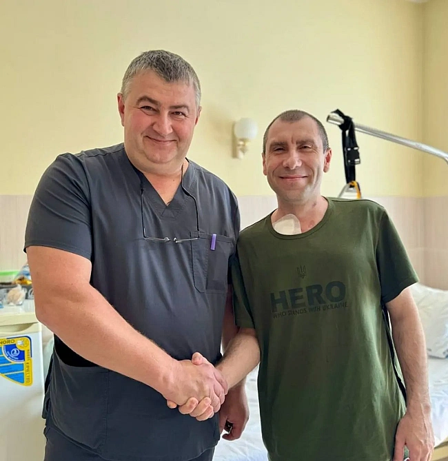 we.ua - Операція на межі можливого: лікарі Центру Шалімова врятували бійця із пробитою легенею