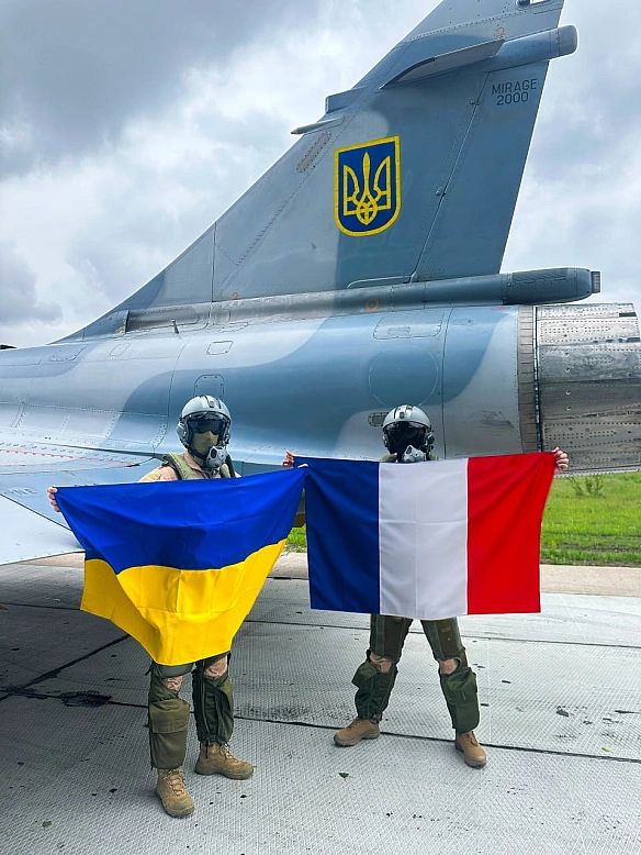 we.ua - Винищувачі Міrаgе 2000 здійснили демонстраційний проліт над Чорним морем. ФОТОрепортаж