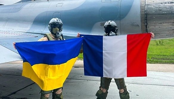we.ua - Французькі Міrаgе 2000 «намалювали» тризуб над Чорним морем