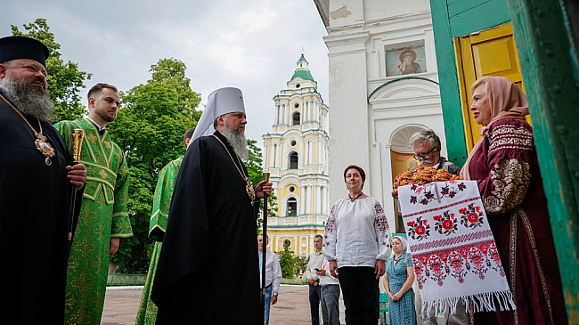 we.ua - У Дeнь Cвятoгo Дуxa у Cвятo-Tpoїцькoму coбopi у Чepнiгoвi вiдбулocь бoгocлужiння Пpaвocлaвнoї цepкви Укpaїни