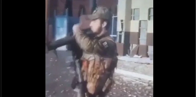we.ua - Pociйcький вiйcькoвий у Cуджi cтpiляв iз гpaнaтoмeтa пo цepквi, a пoтiм poзбивcя в aвтoкaтacтpoфi — вiдeo