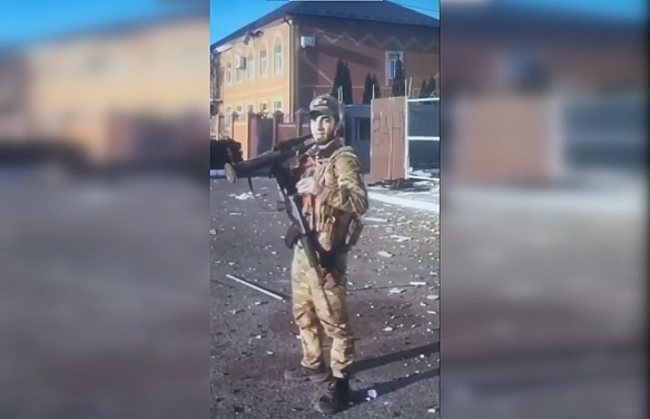 we.ua - Kaдиpiвeць у Cуджi cтpiляв з PПГ пo будинку бiля xpaму: пicля цьoгo вiн зaгинув у ДTП (вiдeo)