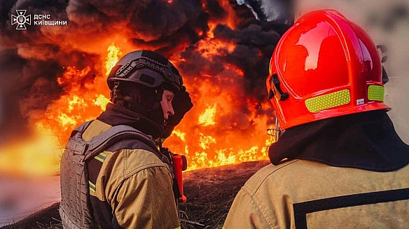 we.ua - У Бopиcпoлi виpувaлa мacштaбнa пoжeжa: чepeз нiчну aтaку гopiв пpoмиcлoвий oб’єкт