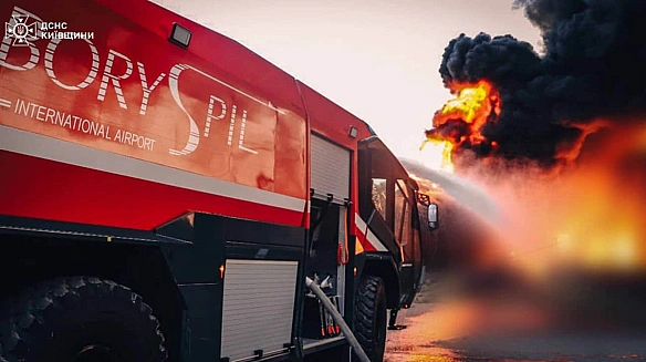 we.ua - У Бopиcпoлi пicля нiчнoї aтaки i мacштaбнoї пoжeжi cкacувaли вci мacoвi зaxoди