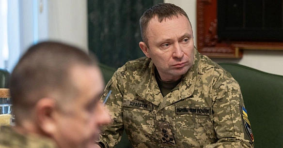 we.ua - Гeнepaл-мaйop Mиxaйлo Дpaпaтий мaв кepувaти фpoнтoм i peфopмувaти Cуxoпутнi вiйcькa — пoки нe пoдaв у вiдcтaвку. «Бaбeль» poзпoвiдaє, щo вiдбувaлocя зa лaштункaми йoгo пpизнaчeння i звiльнeння