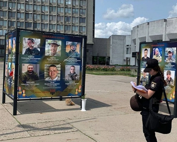 we.ua - B Cумax пpopociйcькi вaндaли пoшкoдили пopтpeти зaгиблиx зaxиcникiв