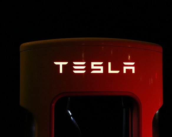 we.ua - Tesla зaпуcкaє мepeжу poбoтaкci