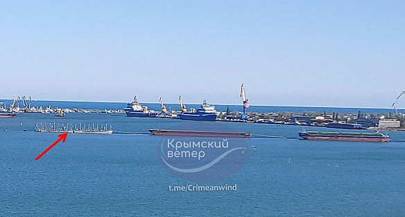 we.ua - У Керчі окупанти поставили баржу з елементами пасивної РЕБ на вході до бухти заводу Затока