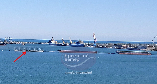 we.ua - У Керчі окупанти поставили баржу з елементами пасивної РЕБ на вході до бухти заводу Затока