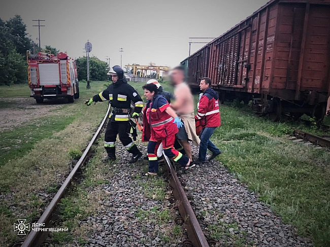we.ua - На Чернігівщині двох 12-річних хлопців, які залізли на вагон поїзда, уразило струмом