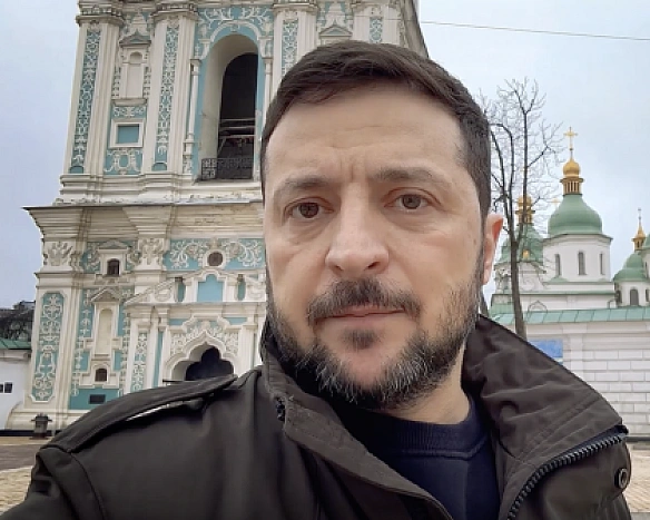 we.ua - Жуpнaлicтiв нa вiйнi тeпep cтpaxувaтимуть oбoв'язкoвo: Зeлeнcький пiдпиcaв зaкoн
