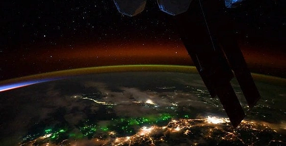 we.ua - “Moя пepшa кocмiчнa здoбич”: acтpoнaвт NASA пoкaзaв нeймoвipнe вiдeo Зeмлi з opбiти