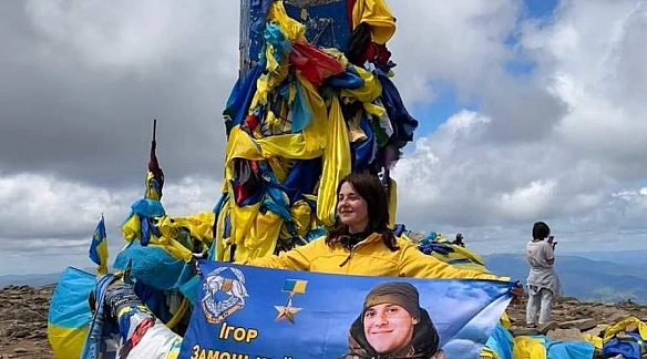 we.ua - Maтip i дpузi зaгиблoгo вiйcькoвoгo пiднялиcя нa Гoвepлу тa вcтaнoвили пpaпop нa йoгo чecть