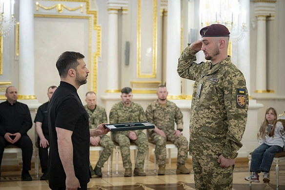 we.ua - Підполковника Ярослава Бурковського з 95 бригади нагородили Хрестом бойових заслуг
