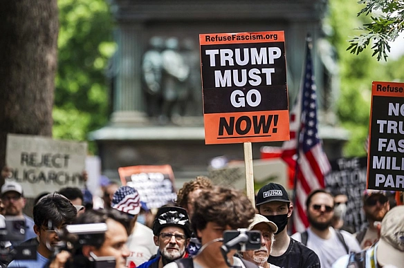we.ua - Без королів. Американці протестують проти Трампа у його день народження – фото